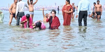 मौनी अमावस्या पर लग रही आस्था की डुबकी, हेलीकॉप्टर से की गई पुष्प वर्षा