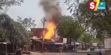 अवैध रिफिलिंग की दुकान में आग, एक के बाद एक 12 सिलेंडर हुआ ब्लास्ट, ब्लास्ट से गोदाम और दुकान की छत उड़ी, मौके पर पुलिस, फायर ब्रिगेड की मौजूद, उमरी बेगमगंज थाना क्षेत्र का मामला