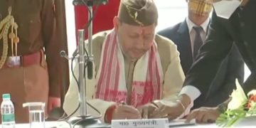 शाही स्नान पर हरिद्वार में दिखा अद्भुत नजारा, सीएम रावत ने श्रद्धालुओं पर बरसाए फूल