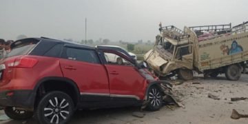 यमुना एक्सप्रेस-वे पर भीषण सड़क हादसा, टाटा 407 और ब्रेजा कार में भिड़ंत, 4 की दर्दनाक मौत