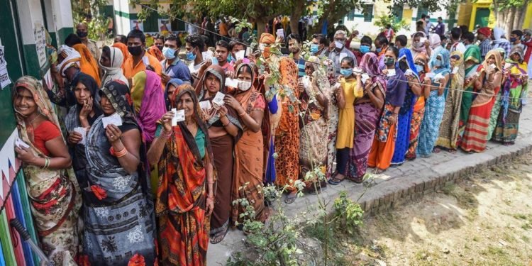 लखनऊ समेत 20 जिलों में वोटिंग जारी