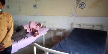 इलाज कराने आए मरीज ने दूसरे मरीज को बेड से उठाकर पटका, मौत