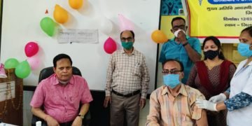 जिला महिला चिकित्सालय रायबरेली में सीएमओ डॉ वीरेंद्र सिंह के द्वारा टीका महोत्सव का किया गया शुभारंभ