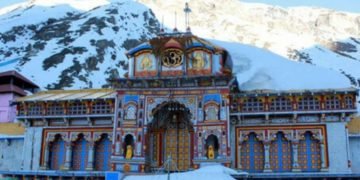 बदरीनाथ धाम में जमकर हुई बर्फबारी, मौसम हुआ सुहावना, गर्मी से राहत