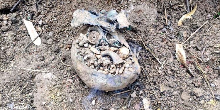 बंजर जमीन की लेवलिंग के लिए जेसीबी से हो रही थी खुदाई, निकला खजाना