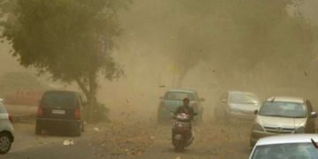 यूपी के कई शहरों में तेज रफ्तार से चली धूल भरी आंधी