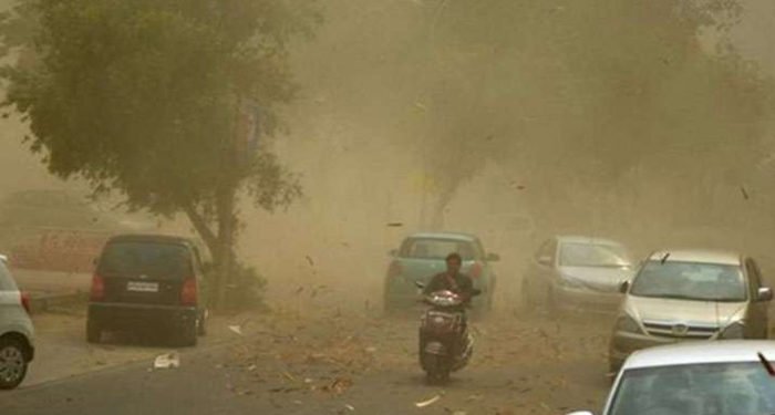 यूपी के कई शहरों में तेज रफ्तार से चली धूल भरी आंधी