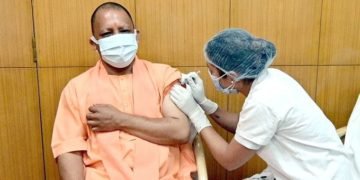 सीएम योगी ने लगवाई कोरोना वैक्सीन की पहली डोज