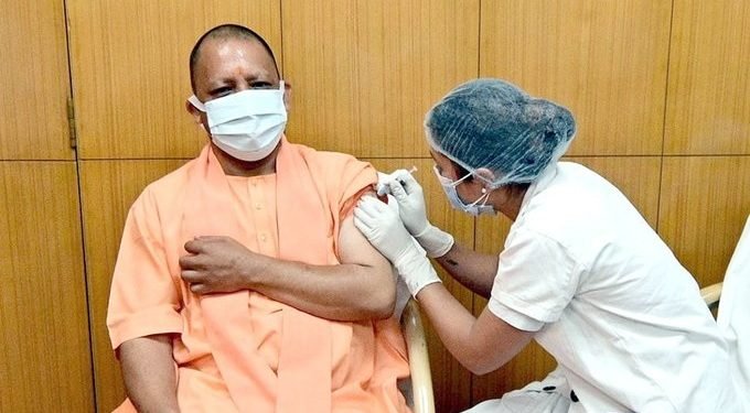 सीएम योगी ने लगवाई कोरोना वैक्सीन की पहली डोज