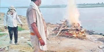 परिजनों ने शव लेने से किया इनकार,पुलिस ने कराया अंतिम संस्कार