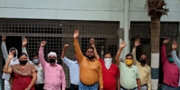 ग्राम पंचायत अधिकारी विक्रम जैन की पिटायी से आक्रोशित सताँव ब्लाक के ग्राम पंचायत अधिकारियों ने किया प्रदर्शन