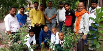 कांग्रेस कार्यकर्ताओं ने पौधारोपण कर मनाया राहुल गांधी का जन्मदिन