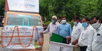 एडीएम ने फसल बीमा सप्ताह वाहन को हरी झण्डी दिखाकर किया रवाना