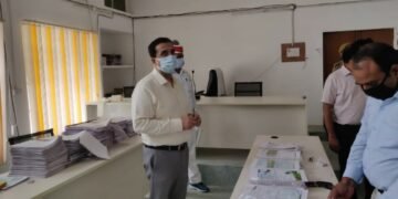 डीएम ने बीएसए कार्यालय का किया औचक निरीक्षण