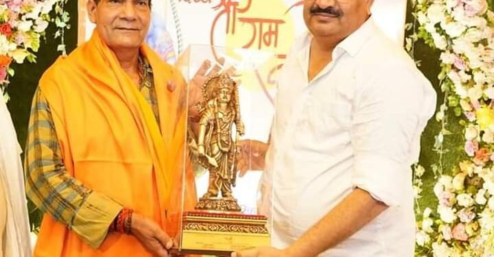 भाजपा प्रदेश उपाध्यक्ष ए के शर्मा व रमापति शास्त्री ने किया दिव्य श्री रामकथा का रसपान