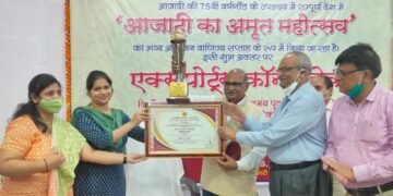एक्सपोर्ट कॉन्क्लेव कार्यक्रम में उत्कृष्ट कार्य करने वालों को किया गया सम्मानित