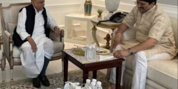 मुलायम सिंह यादव से मिले राजा भैया,राजा भैया ने ट्विटर पर तस्वीर शेयर कर के दी जानकारी