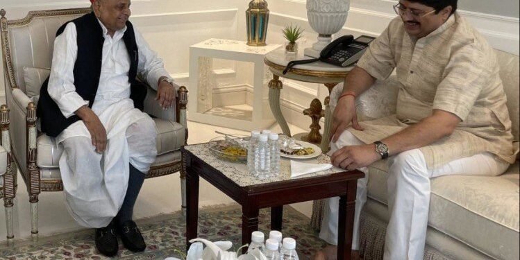 मुलायम सिंह यादव से मिले राजा भैया,राजा भैया ने ट्विटर पर तस्वीर शेयर कर के दी जानकारी