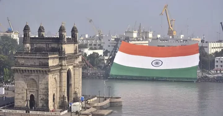 नौसेना ने किया सबसे बड़े तिरंगे का प्रदर्शन