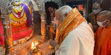 काल भैरव मंदिर में पूजा, क्रूज पर यात्रा, फिर पीएम मोदी ने लगाई गंगा में डुबकी