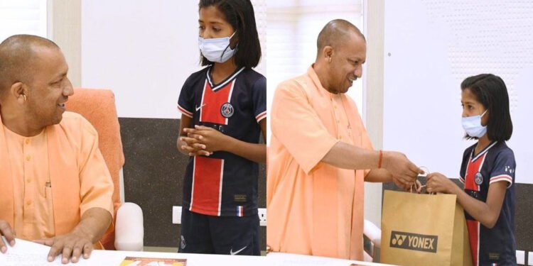 नन्हीं एथलीट काजल को मुख्यमंत्री ने किया सम्मानित, उपहार में दिए किट और जूते