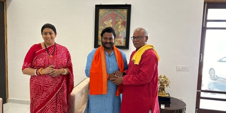 कांग्रेस के प्रदेश सह समन्वयक ने स्मृति इरानी के सामने थामा भाजपा का दामन