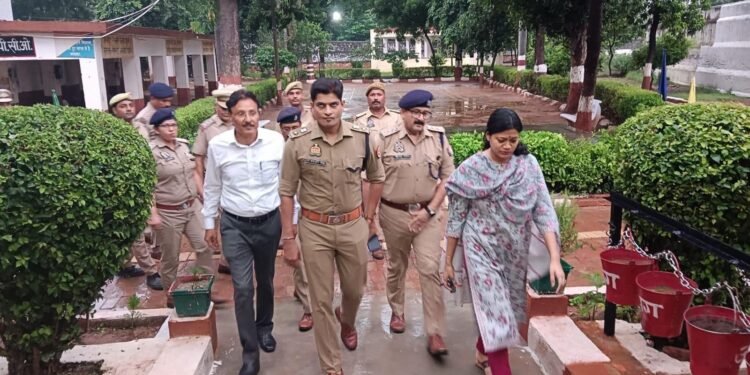 डीएम-एसपी और जिला जज ने किया जिला कारागार का निरीक्षण