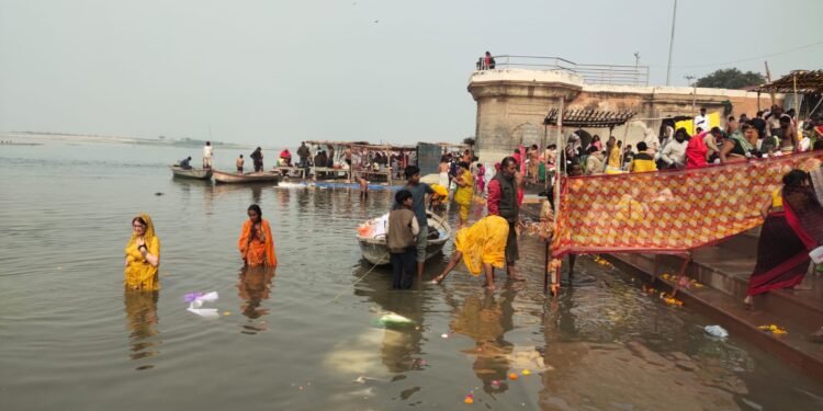 हर हर गंगे के जयकारों के साथ माघी पूर्णिमा पर श्रद्धालुओं ने लगाई गंगा में आस्था की डुबकी
