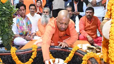 महादेव झारखंडी और मुक्तेश्वरनाथ मंदिर में CM योगी ने की पूजा-अर्चना