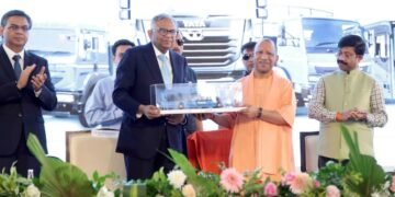 योगी आदित्यनाथ ने टाटा संस के 10 लाखवें वाहन को हरी झंडी दिखाकर रवाना किया