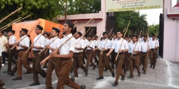 राष्ट्रीय स्वयंसेवक संघ का भव्य पथ संचलन, नागरिकों ने पुष्पवर्षा कर किया स्वागत