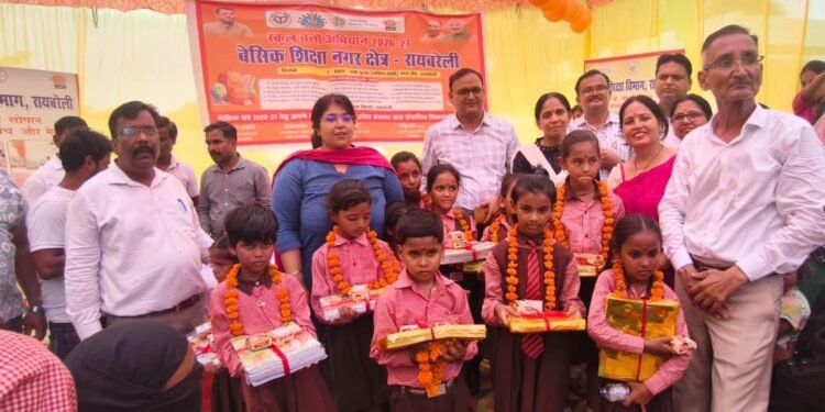 हर बच्चा विद्यालय तक पहुँचे, शिक्षा से कोई न रहे वंचित- जिलाधिकारी