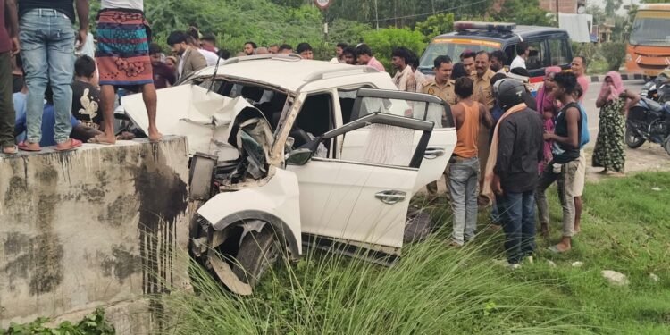 सड़क हादसे में तीन की मौत, दो घायल