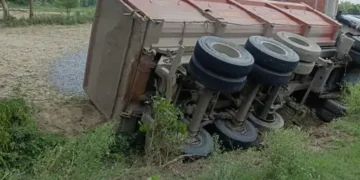 रायबरेली में तेज रफ्तार ट्रक पलटा
