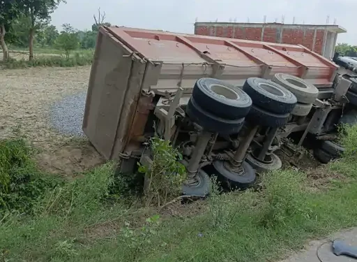 रायबरेली में तेज रफ्तार ट्रक पलटा