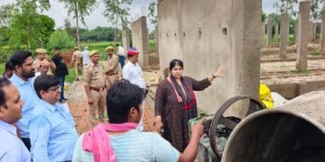 डीएम ने निर्माणाधीन वृहद गो संरक्षण केन्द्र एवं अस्थायी गोवंश आश्रय स्थल का किया औचक निरीक्षण