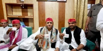 एक कप चाय पीने रायबरेली पहुंचे अखिलेश
