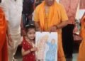 यशस्विनी ने बनाई योगी और उनकी मां की तस्वीर:CM ने पकड़कर खिंचवाई फोटो