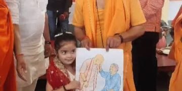 यशस्विनी ने बनाई योगी और उनकी मां की तस्वीर:CM ने पकड़कर खिंचवाई फोटो
