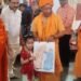 यशस्विनी ने बनाई योगी और उनकी मां की तस्वीर:CM ने पकड़कर खिंचवाई फोटो