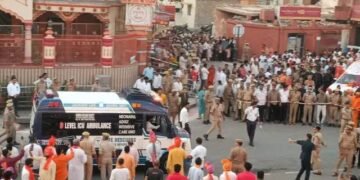 एम्बुलेंस देखकर CM योगी ने रुकवाया अपना काफिला