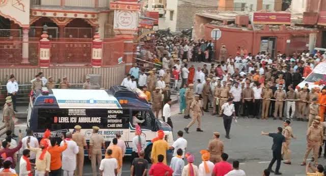 एम्बुलेंस देखकर CM योगी ने रुकवाया अपना काफिला