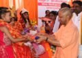 CM योगी ने देवी स्वरूपा बच्चियों को पहनाई चुनरी,दी स्टडी टेबल और चॉकलेट