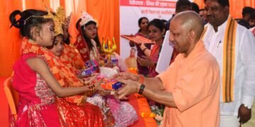 CM योगी ने देवी स्वरूपा बच्चियों को पहनाई चुनरी,दी स्टडी टेबल और चॉकलेट