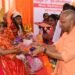 CM योगी ने देवी स्वरूपा बच्चियों को पहनाई चुनरी,दी स्टडी टेबल और चॉकलेट