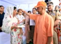शहीद पुलिसकर्मियों के परिजनों से मिले सीएम योगी