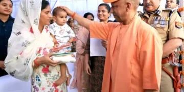 शहीद पुलिसकर्मियों के परिजनों से मिले सीएम योगी