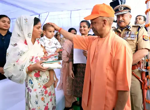 शहीद पुलिसकर्मियों के परिजनों से मिले सीएम योगी
