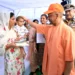शहीद पुलिसकर्मियों के परिजनों से मिले सीएम योगी